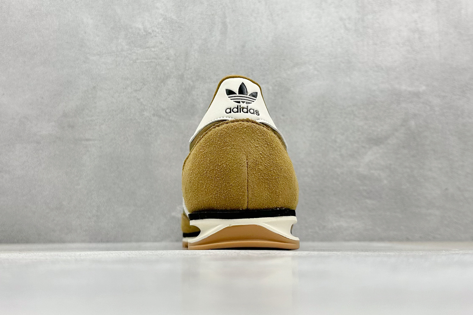  
Adidas Originals SL 72 OG 阿迪经典复古慢跑鞋

货号：JH8656 
尺