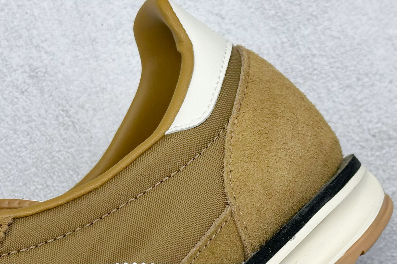  
Adidas Originals SL 72 OG 阿迪经典复古慢跑鞋

货号：JH8656 
尺