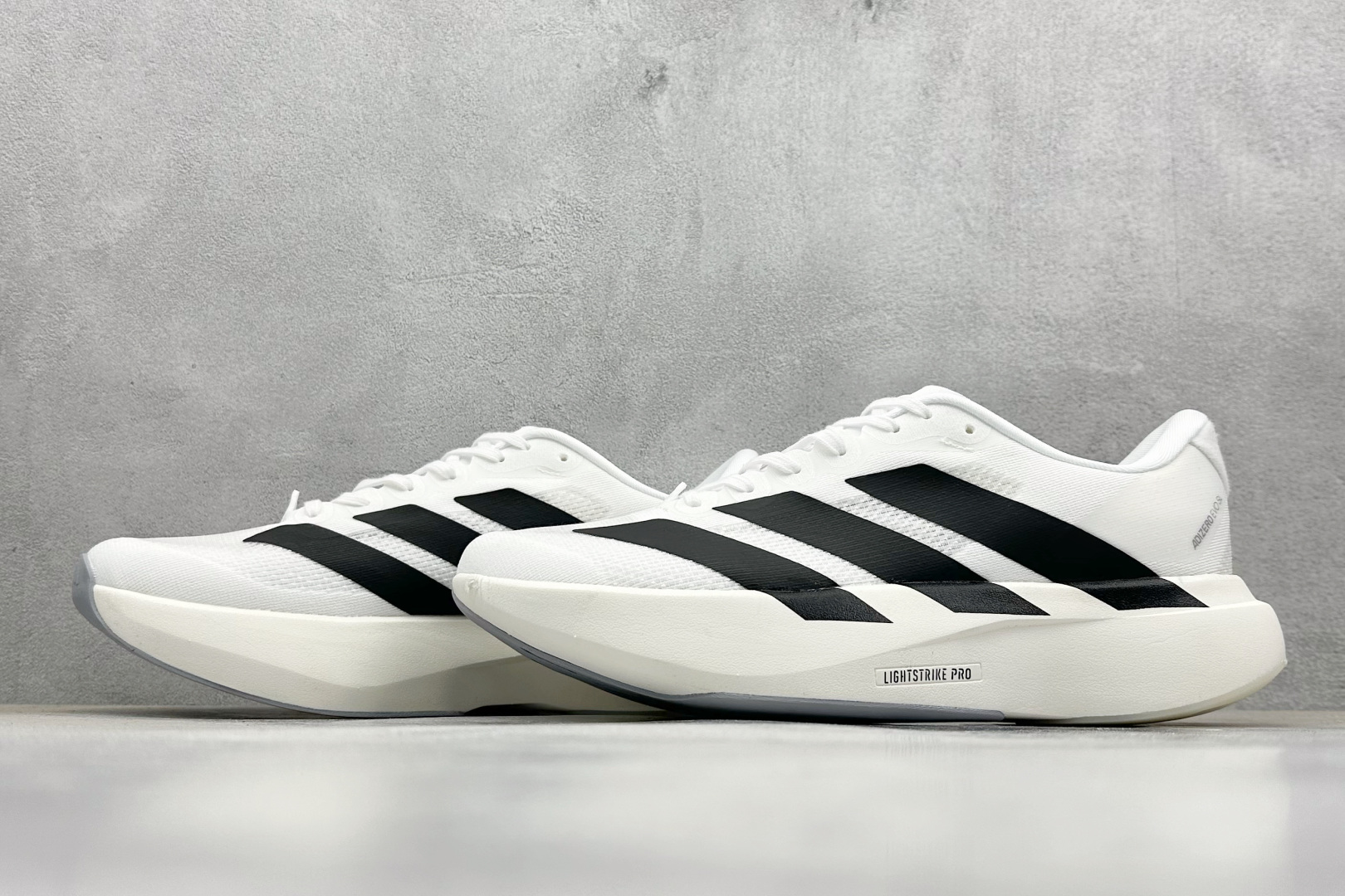  
Adidas Adizero Evo SL M
阿迪超轻透气缓震跑鞋
整体外观造型与adiZero