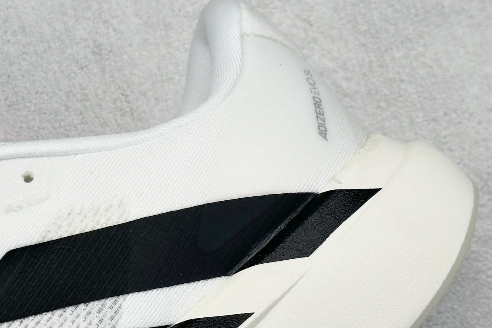  
Adidas Adizero Evo SL M
阿迪超轻透气缓震跑鞋
整体外观造型与adiZero