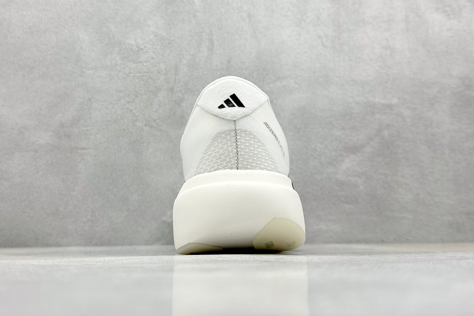  
Adidas Adizero Evo SL M
阿迪超轻透气缓震跑鞋
整体外观造型与adiZero