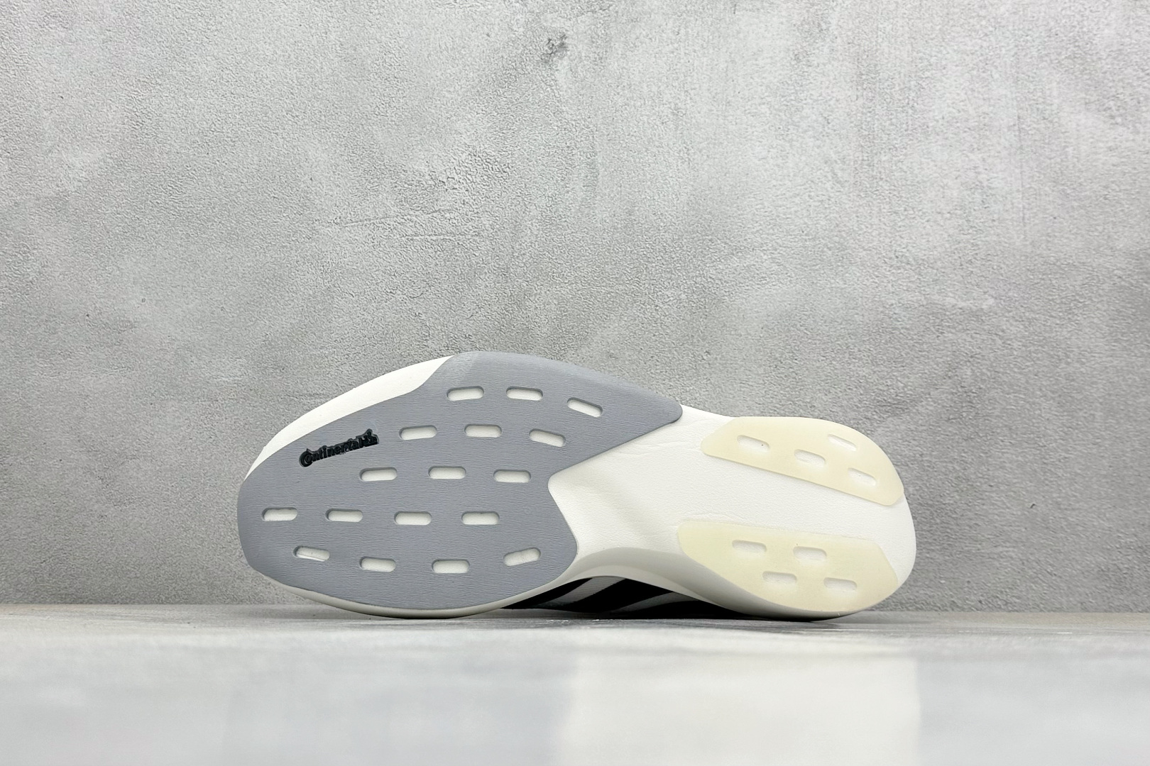  
Adidas Adizero Evo SL M
阿迪超轻透气缓震跑鞋
整体外观造型与adiZero