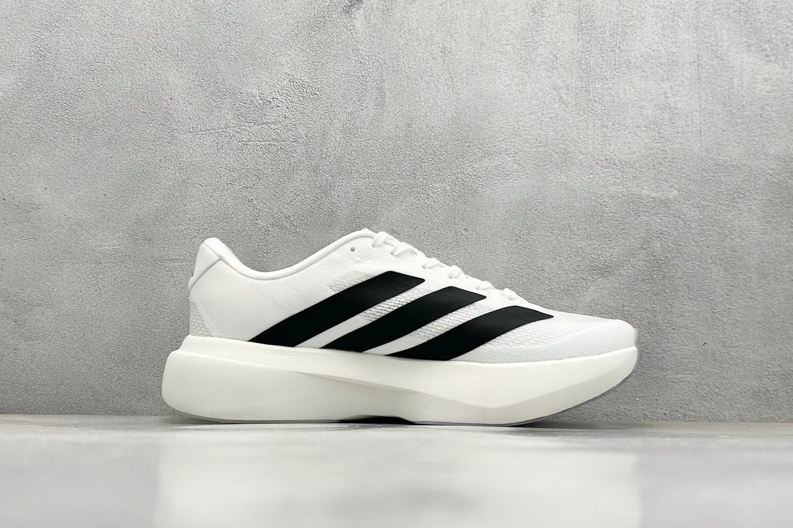  
Adidas Adizero Evo SL M
阿迪超轻透气缓震跑鞋
整体外观造型与adiZero