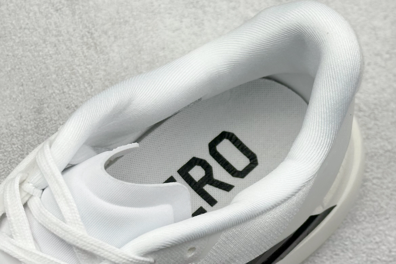  
Adidas Adizero Evo SL M
阿迪超轻透气缓震跑鞋
整体外观造型与adiZero