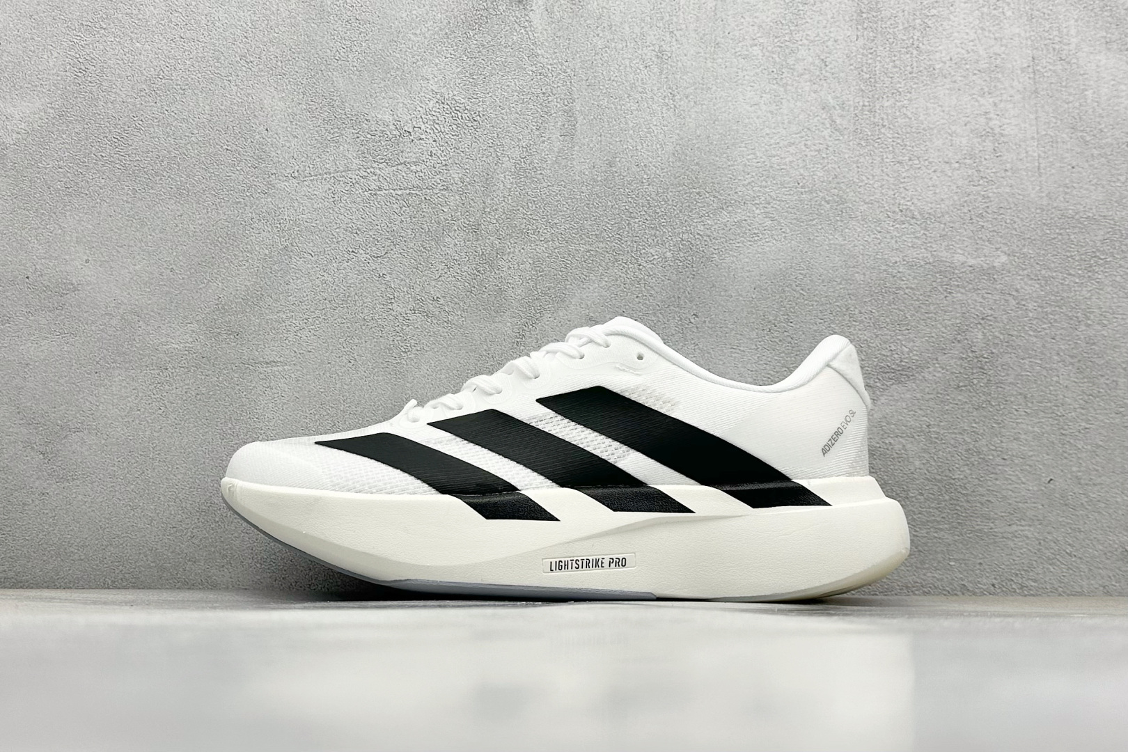  
Adidas Adizero Evo SL M
阿迪超轻透气缓震跑鞋
整体外观造型与adiZero