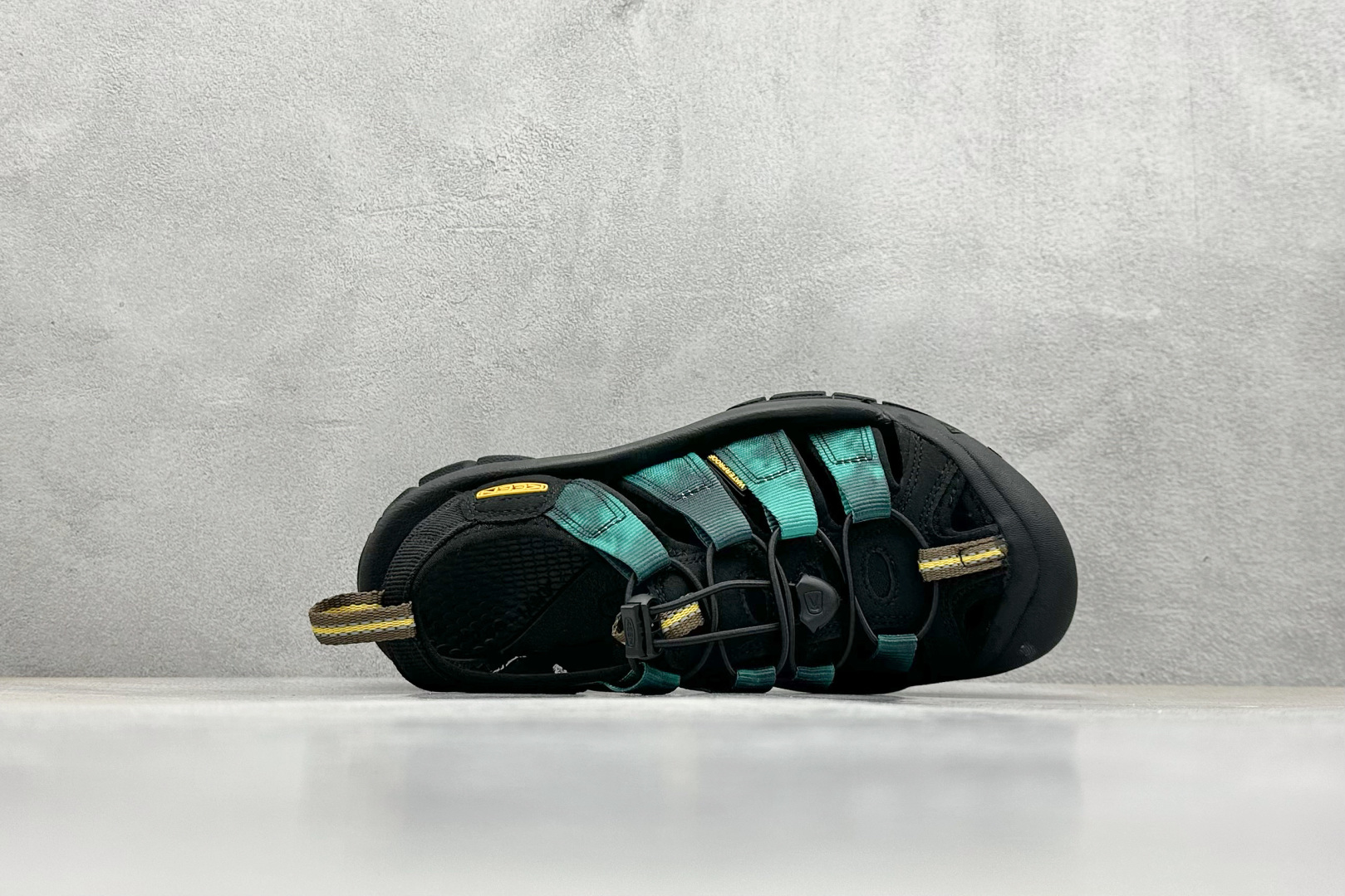  终端放店
BK版 科恩-KEEN Zerraport  户外舒适百搭轻便休闲夏季凉鞋
包裹脚趾的设计，