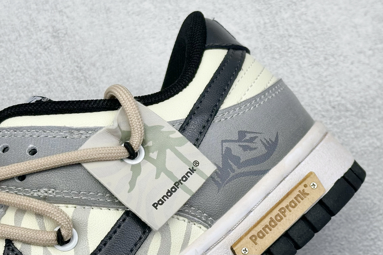 高版本牛货🐮区别市场垃级货🗯️同图不同价为版本不同 ✅ 430💰 
 Nike SB Dunk Low 弥山亘野
纯原大厂出品 极力推荐
原装头层材料 独家版型蒸餾加工
帶來的是更好的视觉和脚感体验
大厂纯原品质出货 清洁度 电绣工艺 
皮料切割干净无任何毛边 细节完美

货号：DV0831-002
尺码：35.5-46
编码：39