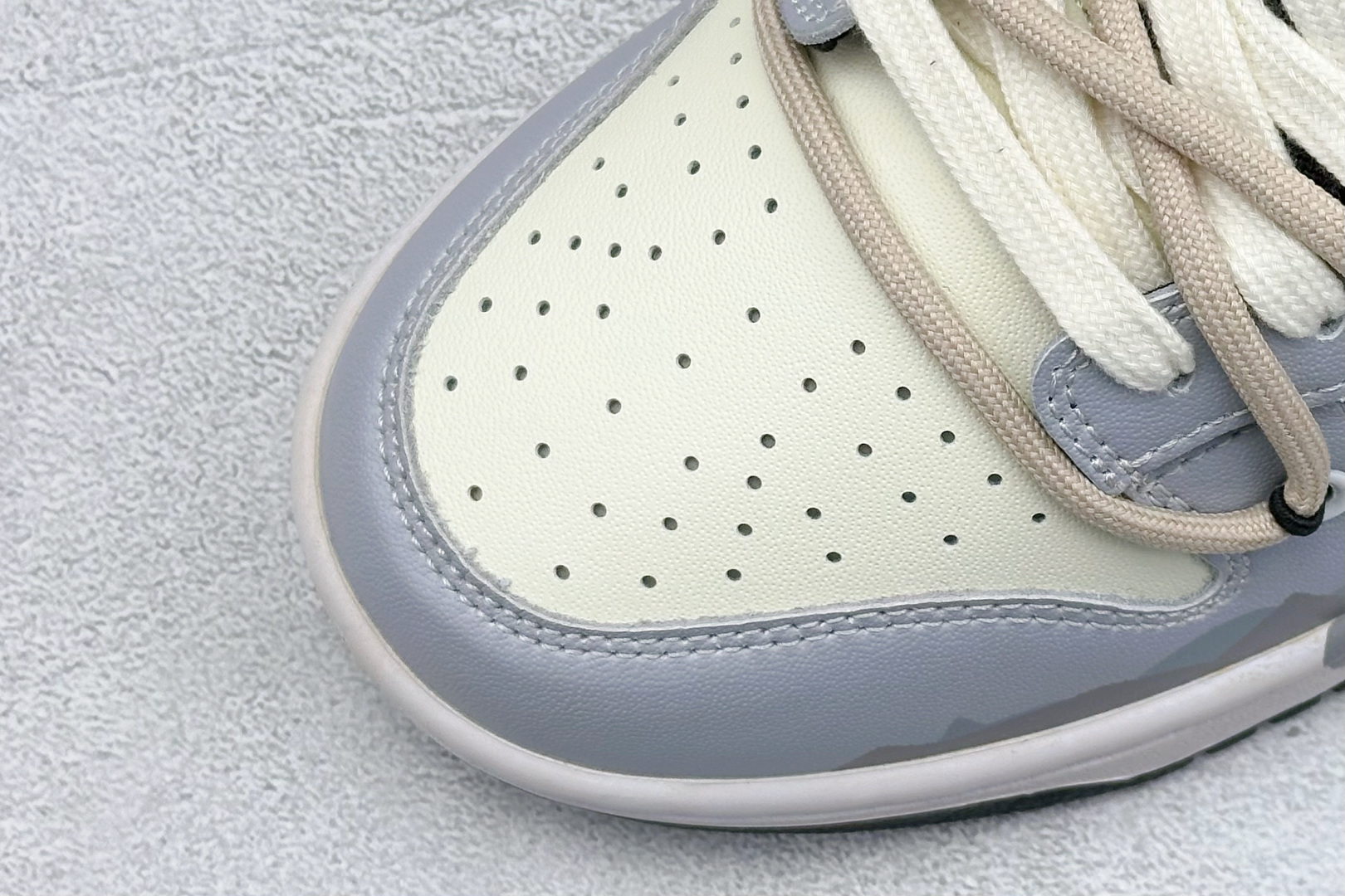 高版本牛货🐮区别市场垃级货🗯️同图不同价为版本不同 ✅ 430💰 
 Nike SB Dunk Low 弥山亘野
纯原大厂出品 极力推荐
原装头层材料 独家版型蒸餾加工
帶來的是更好的视觉和脚感体验
大厂纯原品质出货 清洁度 电绣工艺 
皮料切割干净无任何毛边 细节完美

货号：DV0831-002
尺码：35.5-46
编码：39