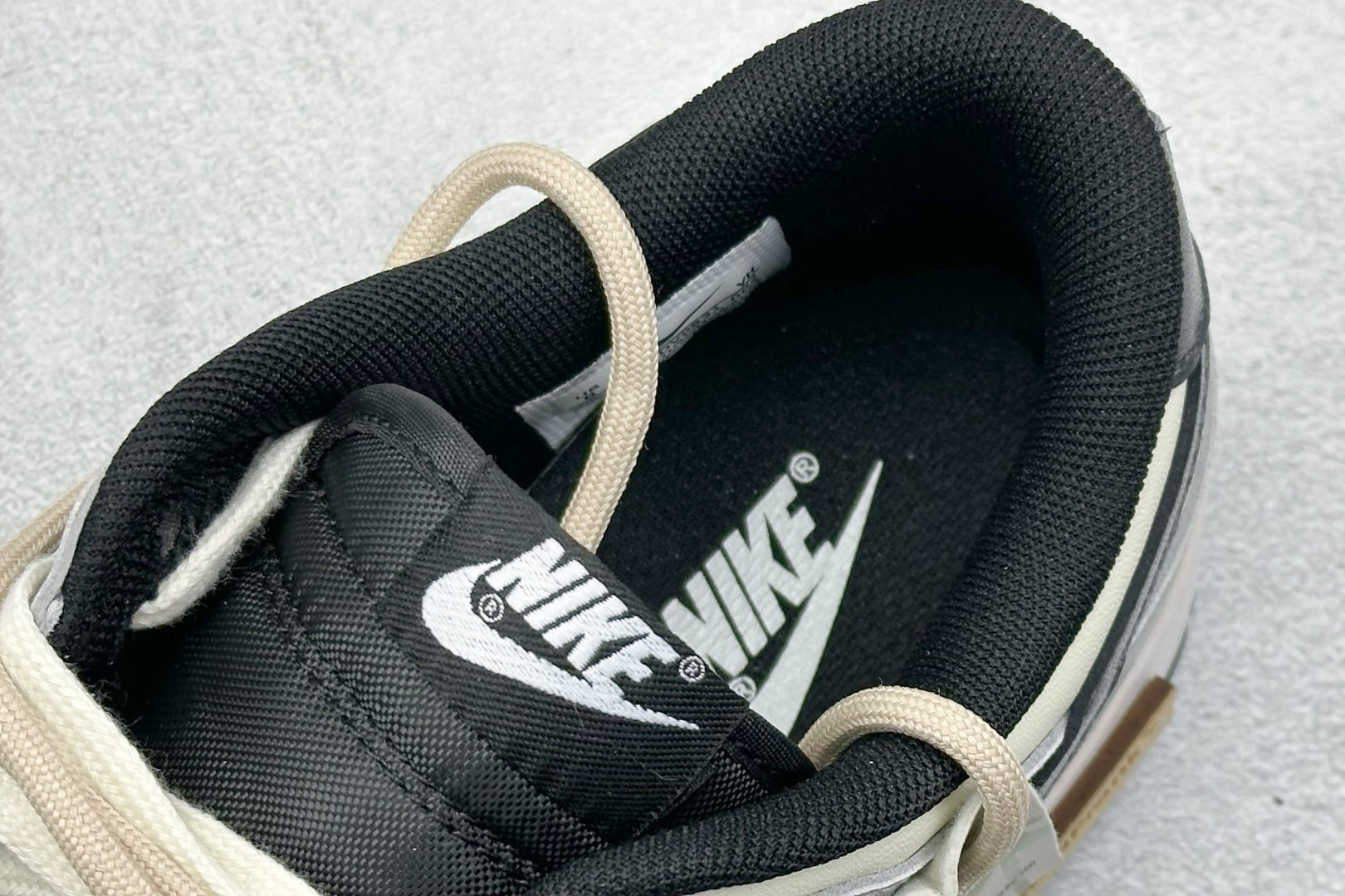 高版本牛货🐮区别市场垃级货🗯️同图不同价为版本不同 ✅ 430💰 
 Nike SB Dunk Low 弥山亘野
纯原大厂出品 极力推荐
原装头层材料 独家版型蒸餾加工
帶來的是更好的视觉和脚感体验
大厂纯原品质出货 清洁度 电绣工艺 
皮料切割干净无任何毛边 细节完美

货号：DV0831-002
尺码：35.5-46
编码：39