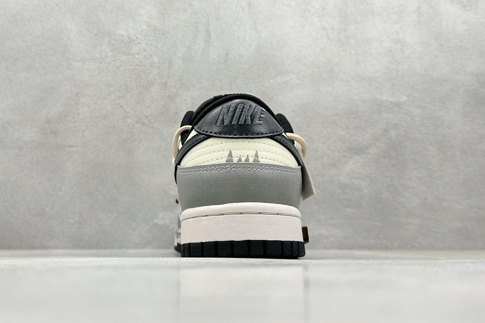 高版本牛货🐮区别市场垃级货🗯️同图不同价为版本不同 ✅ 430💰 
 Nike SB Dunk Low 弥山亘野
纯原大厂出品 极力推荐
原装头层材料 独家版型蒸餾加工
帶來的是更好的视觉和脚感体验
大厂纯原品质出货 清洁度 电绣工艺 
皮料切割干净无任何毛边 细节完美

货号：DV0831-002
尺码：35.5-46
编码：39