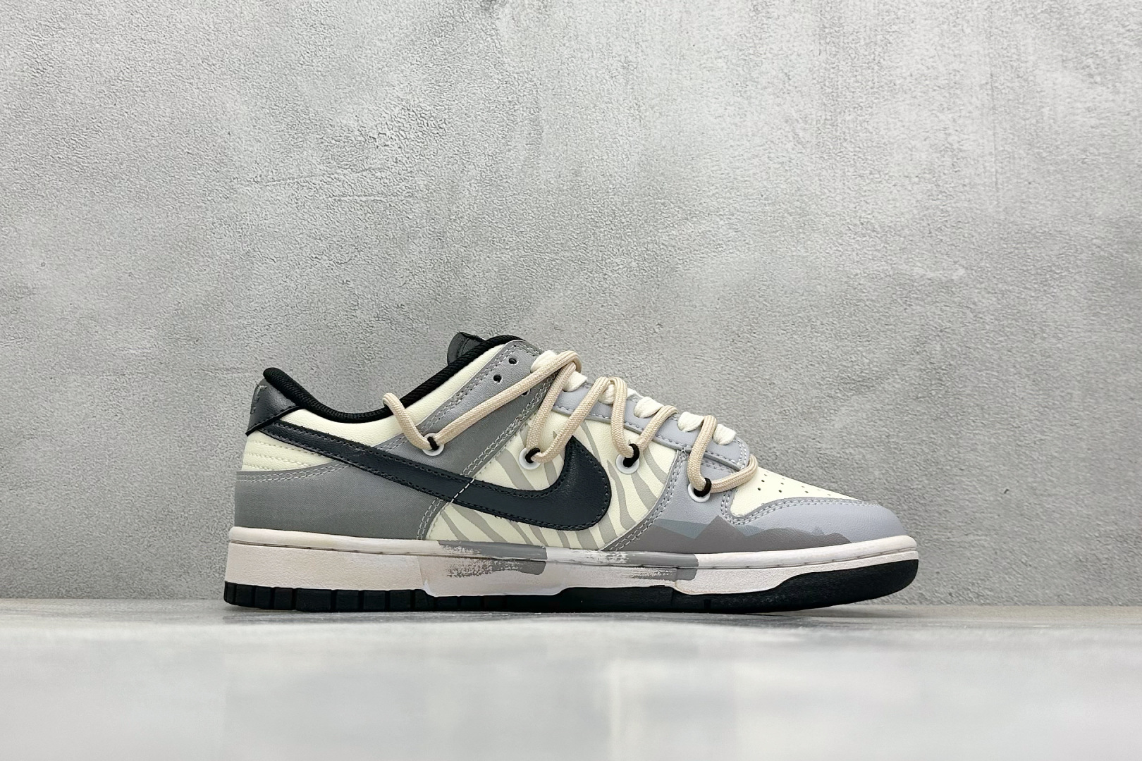 高版本牛货🐮区别市场垃级货🗯️同图不同价为版本不同 ✅ 430💰 
 Nike SB Dunk Low 弥山亘野
纯原大厂出品 极力推荐
原装头层材料 独家版型蒸餾加工
帶來的是更好的视觉和脚感体验
大厂纯原品质出货 清洁度 电绣工艺 
皮料切割干净无任何毛边 细节完美

货号：DV0831-002
尺码：35.5-46
编码：39
