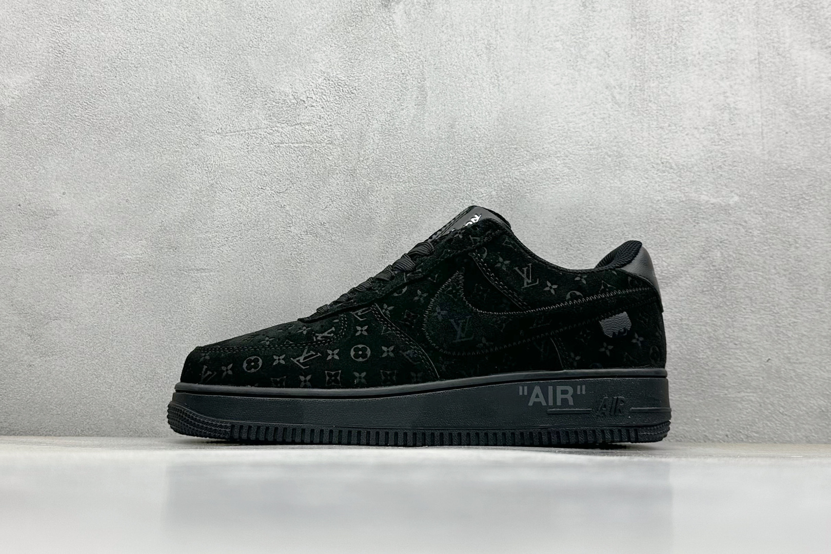  终端放店
YH版 LV x Air Force 1 Low 联名印花
原楦头原纸板 打造纯正空军版型
