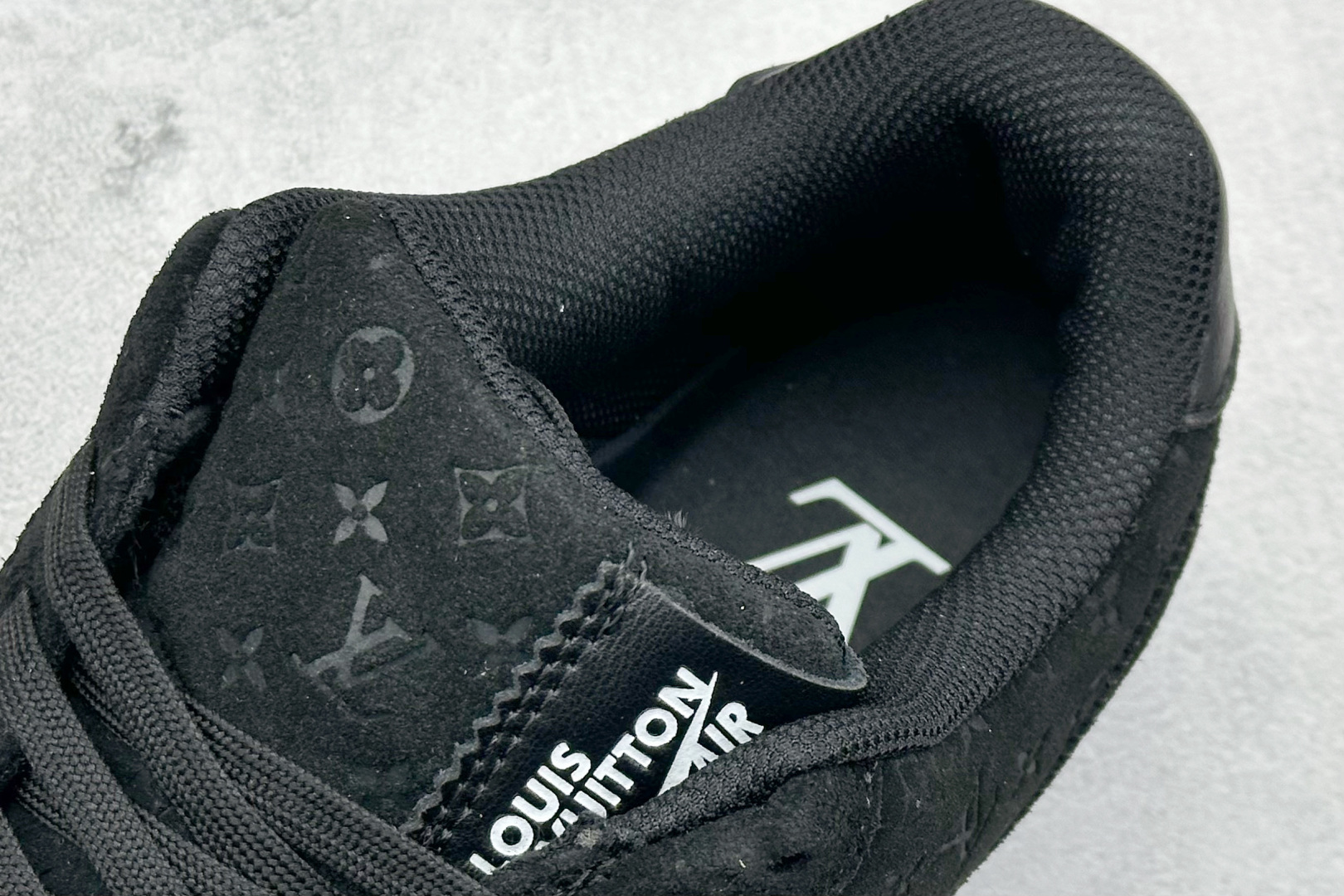  终端放店
YH版 LV x Air Force 1 Low 联名印花
原楦头原纸板 打造纯正空军版型
