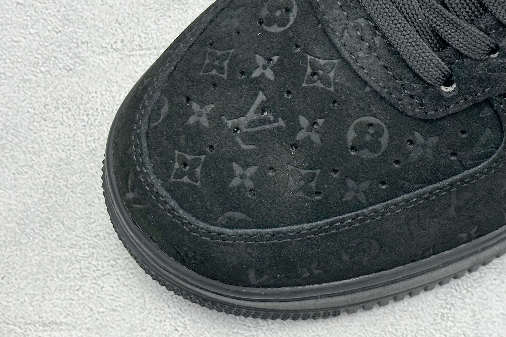  终端放店
YH版 LV x Air Force 1 Low 联名印花
原楦头原纸板 打造纯正空军版型

