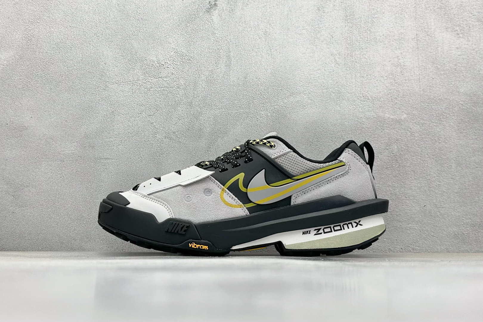 终端放店
S版 Sacai x Nike Zegamadome SP 联名款
机能风休闲运动鞋 纯原