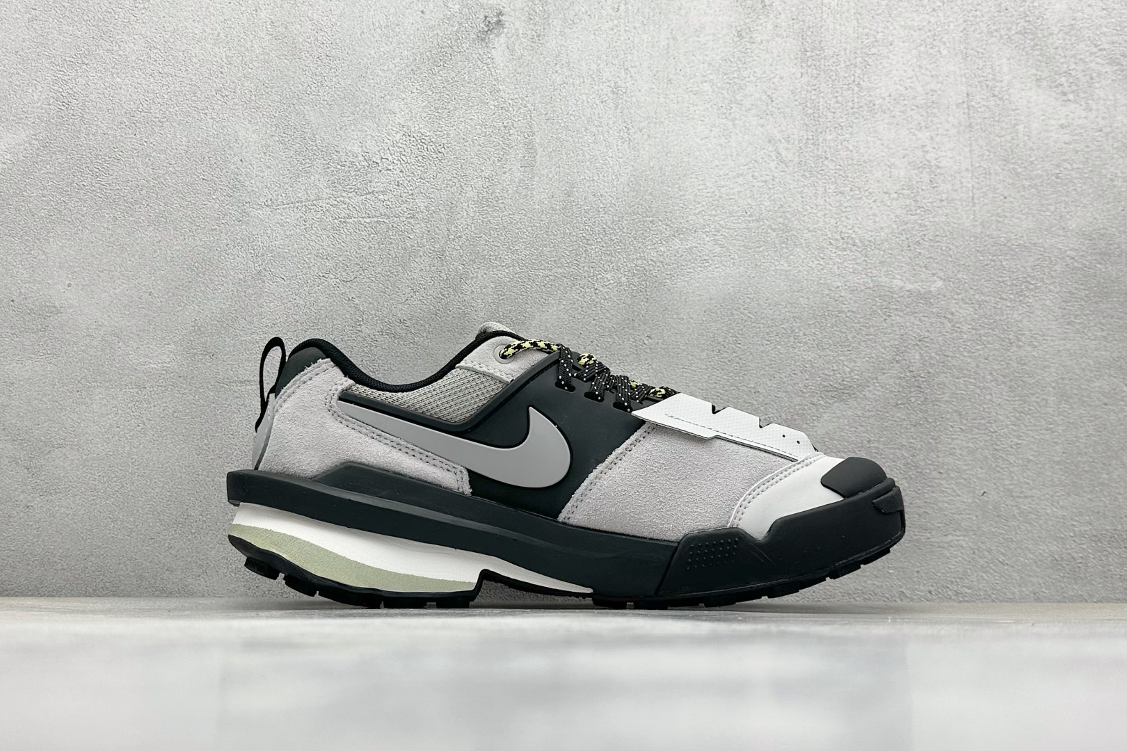 终端放店
S版 Sacai x Nike Zegamadome SP 联名款
机能风休闲运动鞋 纯原