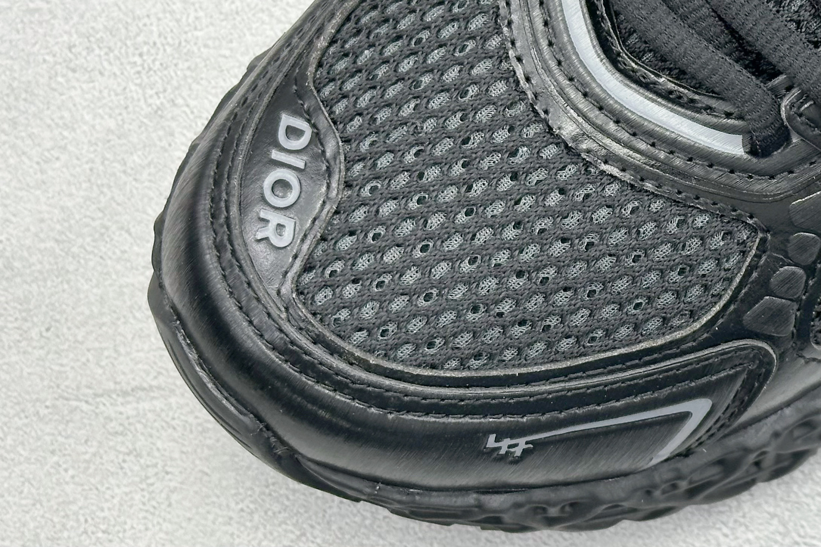260 DIOR迪奥 B35 圆头系带 采用轻盈的橡胶精心制作