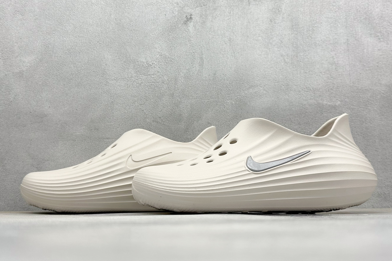 120 Nike ReactX Rejuven8 一脚蹬夏日穿搭凉鞋 HV5062-100