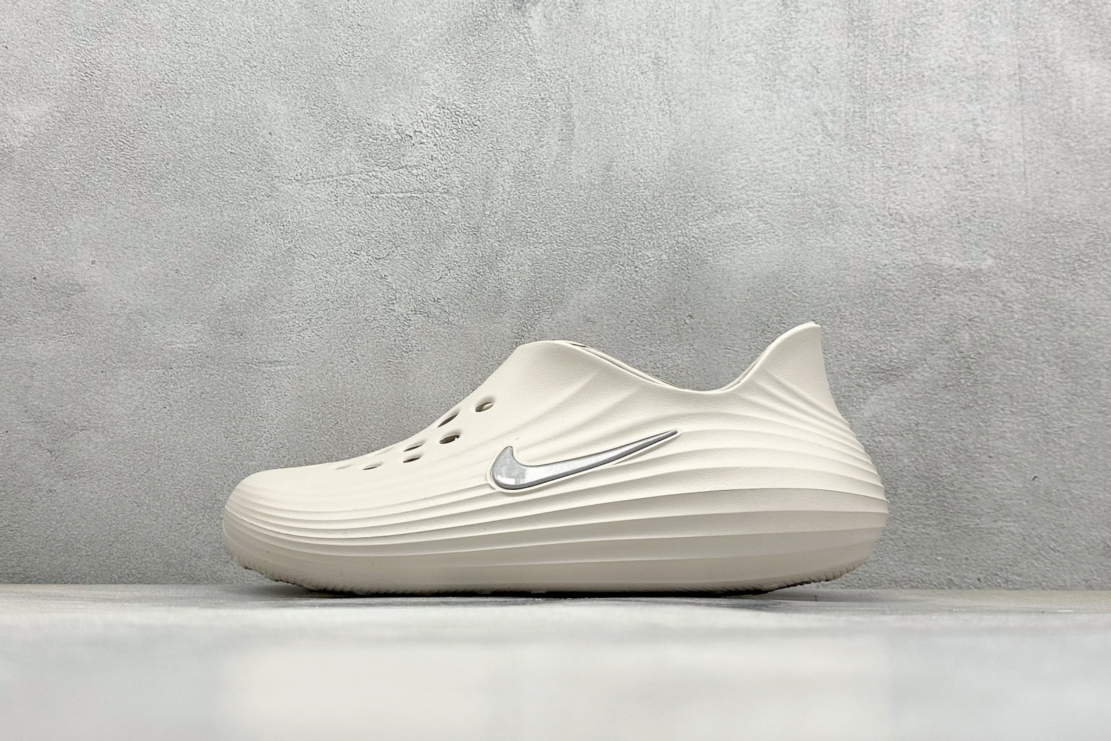 120 Nike ReactX Rejuven8 一脚蹬夏日穿搭凉鞋 HV5062-100