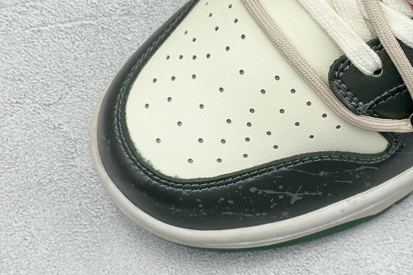 高版本牛货🐮区别市场垃级货🗯️同图不同价为版本不同 ✅ 430💰 
 Nike SB Dunk Low 荒野矿石
纯原大厂出品 极力推荐
原装头层材料 独家版型蒸餾加工
帶來的是更好的视觉和脚感体验
大厂纯原品质出货 清洁度 电绣工艺 
皮料切割干净无任何毛边 细节完美

货号：DD1391-300
尺码：35.5-46
编码：39