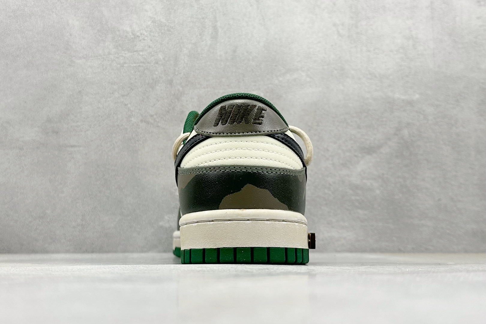 高版本牛货🐮区别市场垃级货🗯️同图不同价为版本不同 ✅ 430💰 
 Nike SB Dunk Low 荒野矿石
纯原大厂出品 极力推荐
原装头层材料 独家版型蒸餾加工
帶來的是更好的视觉和脚感体验
大厂纯原品质出货 清洁度 电绣工艺 
皮料切割干净无任何毛边 细节完美

货号：DD1391-300
尺码：35.5-46
编码：39