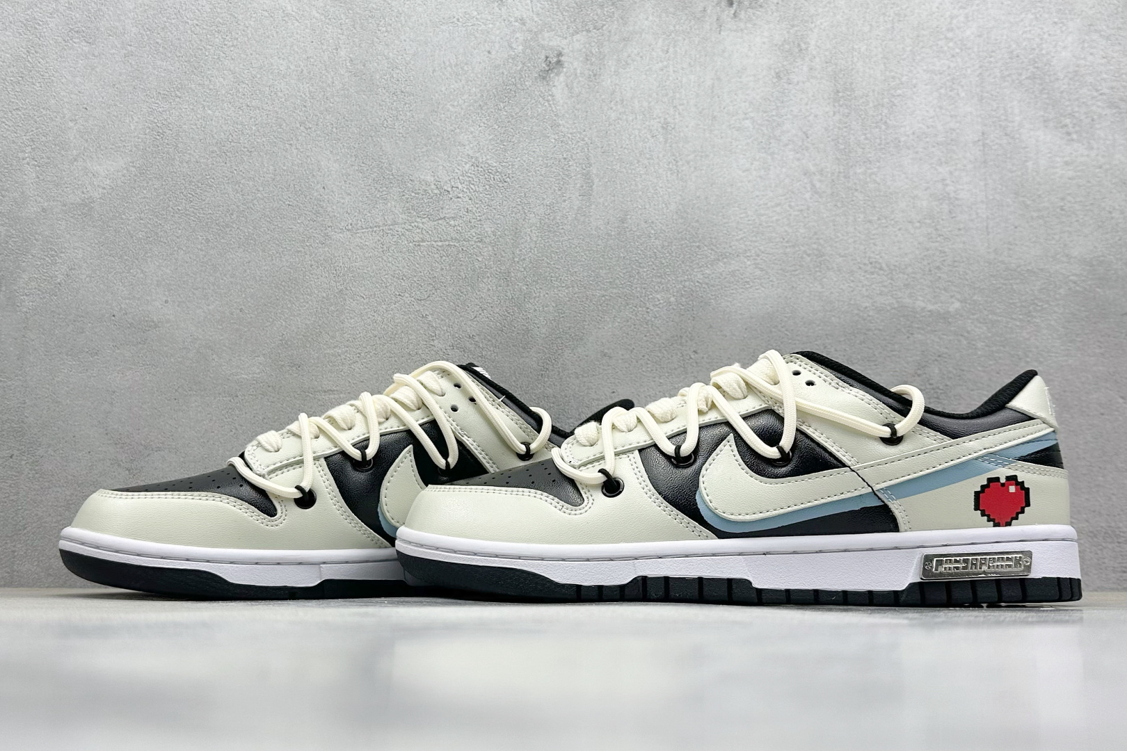 300 FS版 Nike SB Dunk Low 反转爱心 CW1590-100