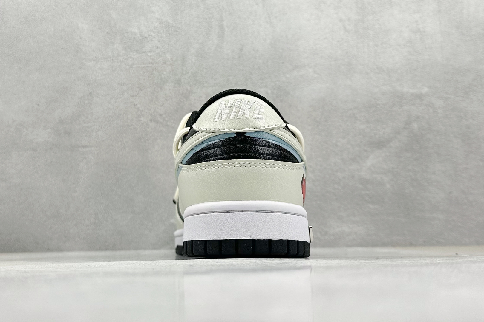 300 FS版 Nike SB Dunk Low 反转爱心 CW1590-100