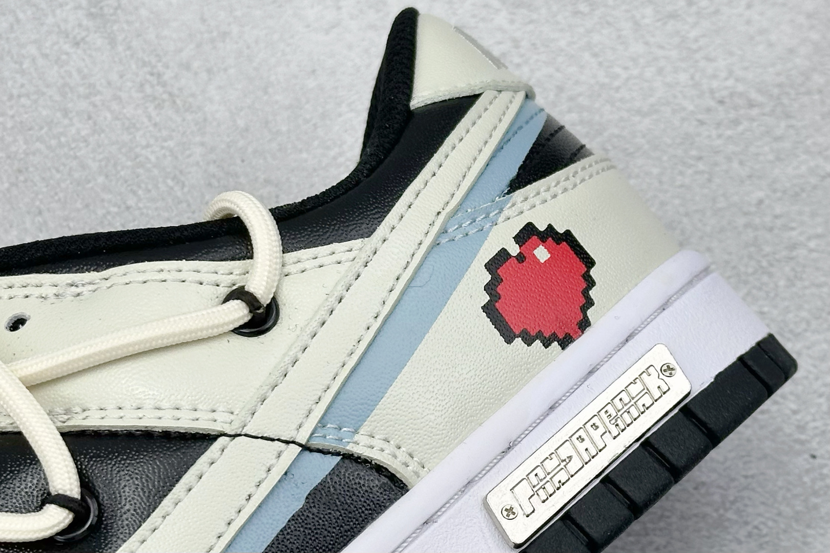 300 FS版 Nike SB Dunk Low 反转爱心 CW1590-100