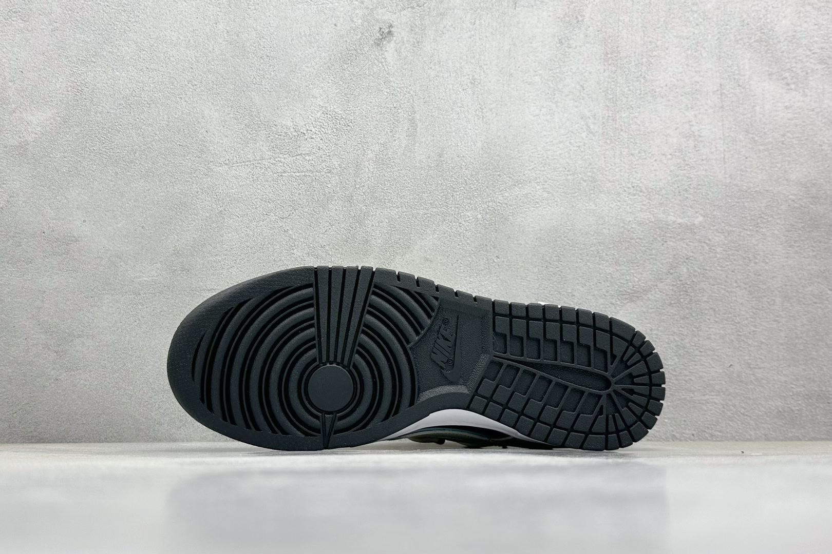 300 FS版 Nike SB Dunk Low 反转爱心 CW1590-100
