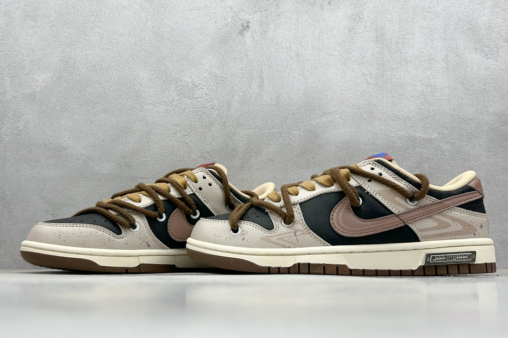 高版本牛货🐮区别市场垃级货🗯️同图不同价为版本不同 ✅ 430💰
Nike SB Dunk Low 线条涂鸦
纯原大厂出品 极力推荐
原装头层材料 独家版型蒸餾加工
帶來的是更好的视觉和脚感体验
大厂纯原品质出货 清洁度 电绣工艺
皮料切割干净无任何毛边 细节完美
货号:DR9704-200
尺码:35.5-46
编码:39