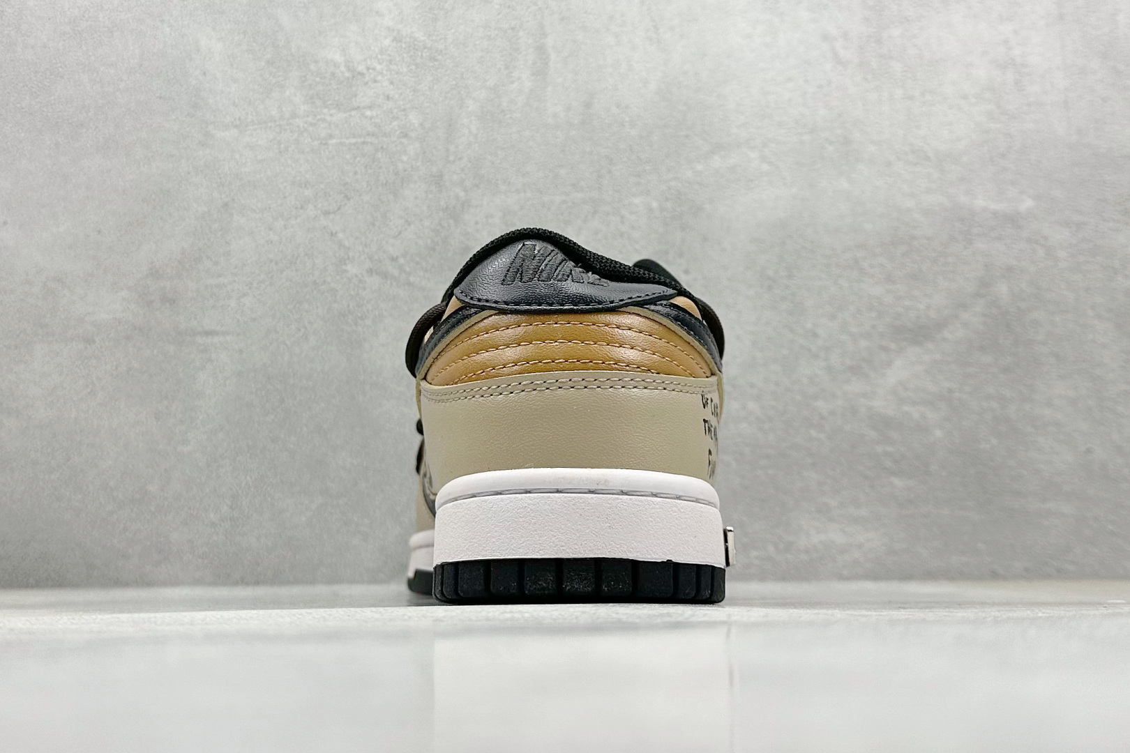高版本牛货🐮区别市场垃级货🗯️同图不同价为版本不同 ✅ 430💰 
 Nike SB Dunk Low 滑行轨道
纯原大厂出品 极力推荐
原装头层材料 独家版型蒸餾加工
帶來的是更好的视觉和脚感体验
大厂纯原品质出货 清洁度 电绣工艺 
皮料切割干净无任何毛边 细节完美

货号：DD1391-100
尺码：35.5-46
编码：39