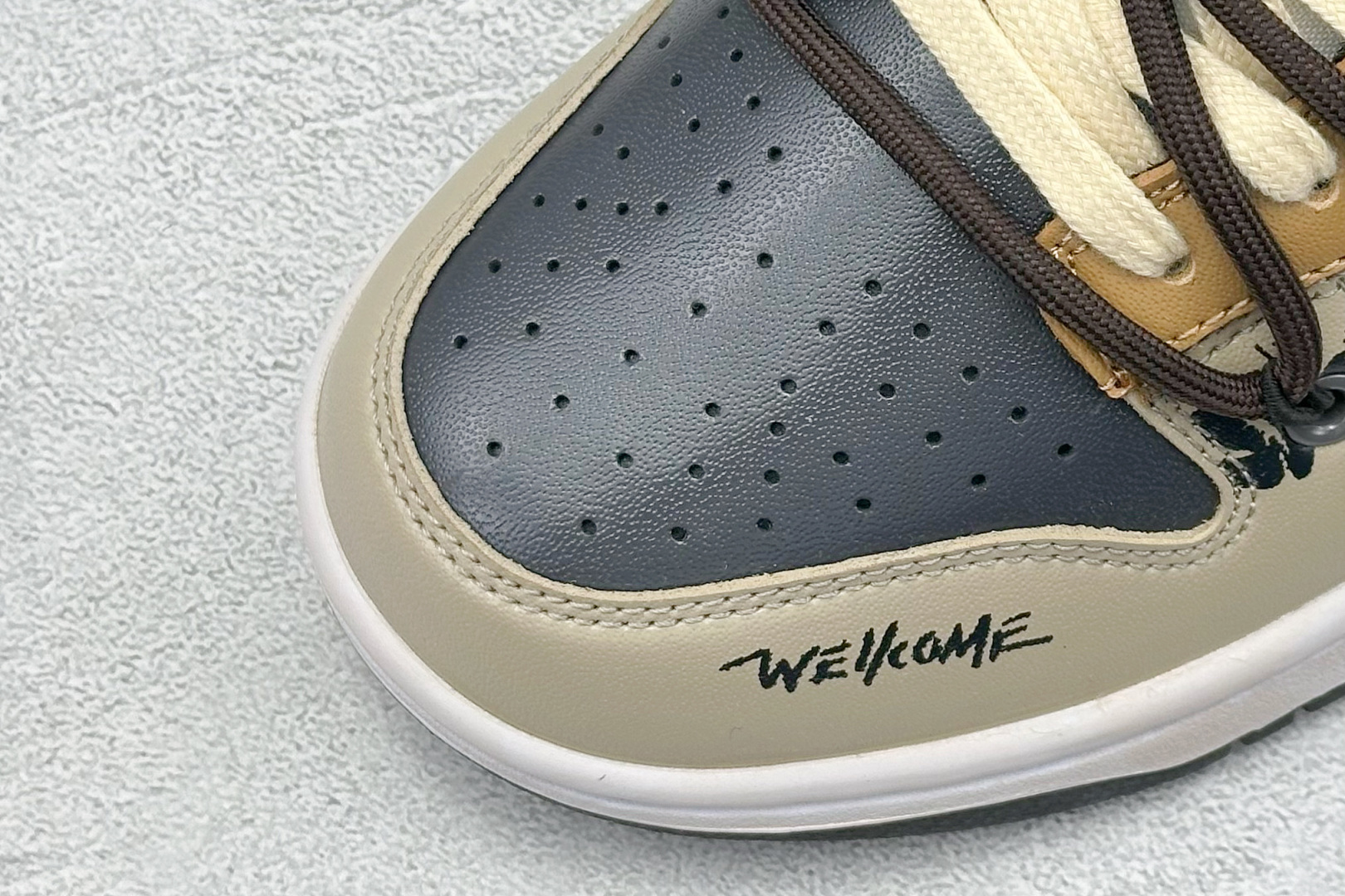 高版本牛货🐮区别市场垃级货🗯️同图不同价为版本不同 ✅ 430💰 
 Nike SB Dunk Low 滑行轨道
纯原大厂出品 极力推荐
原装头层材料 独家版型蒸餾加工
帶來的是更好的视觉和脚感体验
大厂纯原品质出货 清洁度 电绣工艺 
皮料切割干净无任何毛边 细节完美

货号：DD1391-100
尺码：35.5-46
编码：39