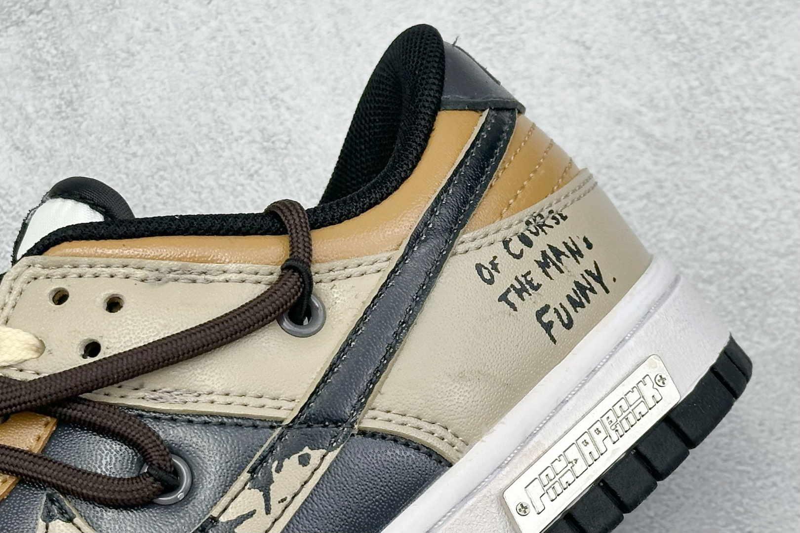 高版本牛货🐮区别市场垃级货🗯️同图不同价为版本不同 ✅ 430💰 
 Nike SB Dunk Low 滑行轨道
纯原大厂出品 极力推荐
原装头层材料 独家版型蒸餾加工
帶來的是更好的视觉和脚感体验
大厂纯原品质出货 清洁度 电绣工艺 
皮料切割干净无任何毛边 细节完美

货号：DD1391-100
尺码：35.5-46
编码：39