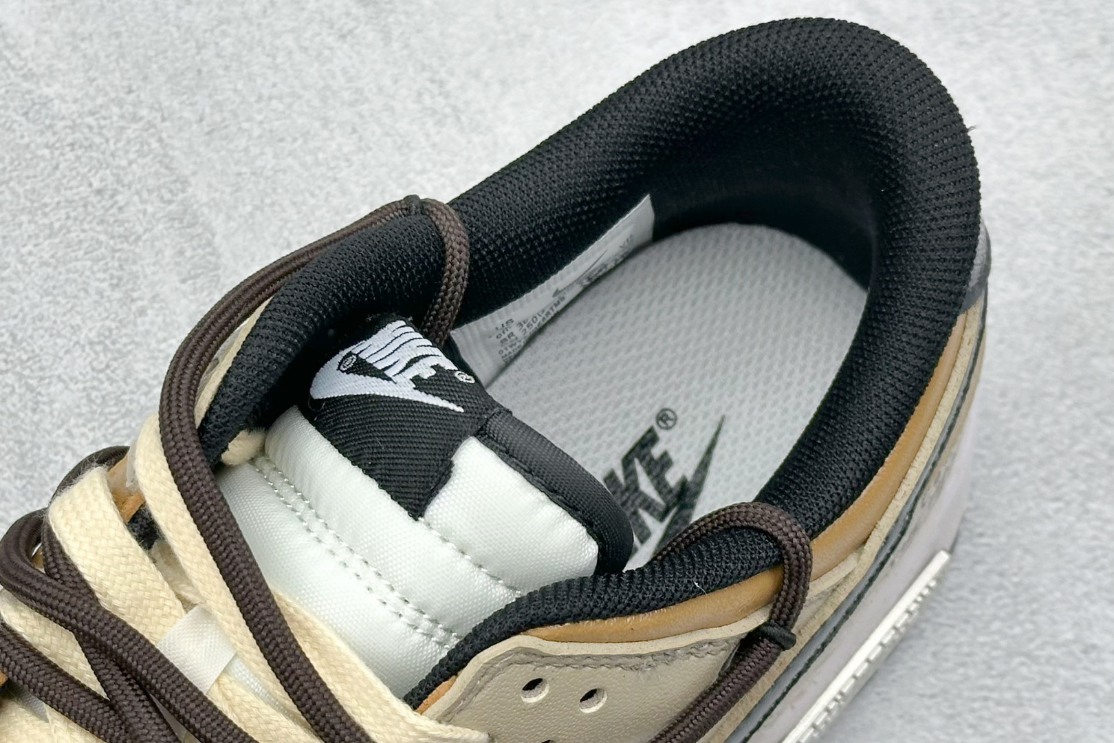 高版本牛货🐮区别市场垃级货🗯️同图不同价为版本不同 ✅ 430💰 
 Nike SB Dunk Low 滑行轨道
纯原大厂出品 极力推荐
原装头层材料 独家版型蒸餾加工
帶來的是更好的视觉和脚感体验
大厂纯原品质出货 清洁度 电绣工艺 
皮料切割干净无任何毛边 细节完美

货号：DD1391-100
尺码：35.5-46
编码：39