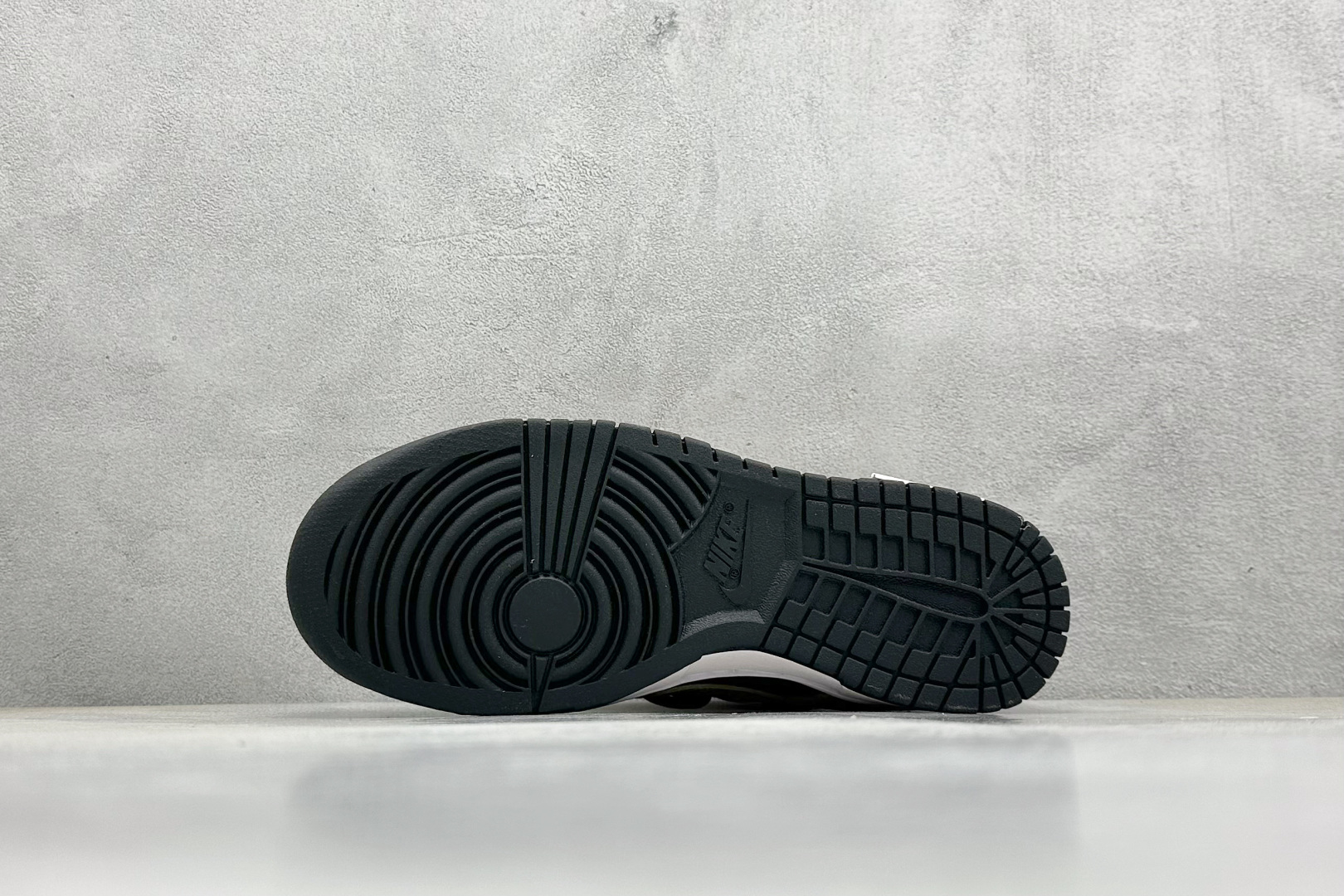 高版本牛货🐮区别市场垃级货🗯️同图不同价为版本不同 ✅ 430💰 
 Nike SB Dunk Low 滑行轨道
纯原大厂出品 极力推荐
原装头层材料 独家版型蒸餾加工
帶來的是更好的视觉和脚感体验
大厂纯原品质出货 清洁度 电绣工艺 
皮料切割干净无任何毛边 细节完美

货号：DD1391-100
尺码：35.5-46
编码：39