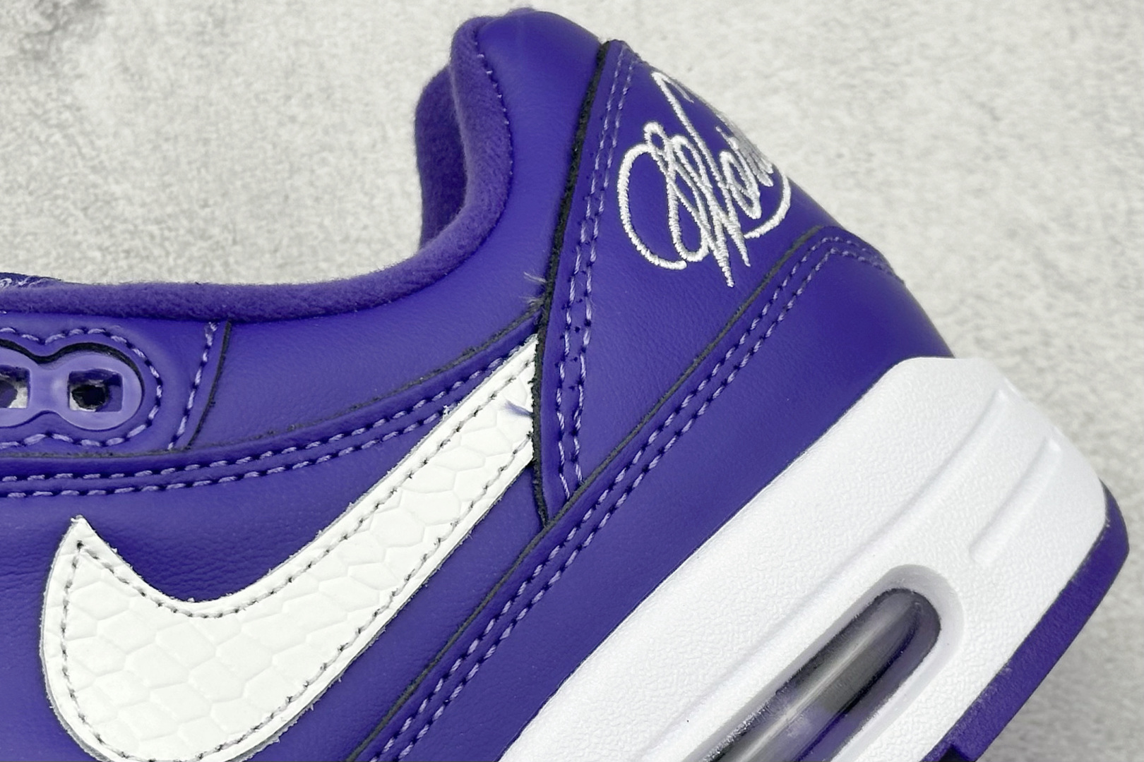  
Nike Air Max 1 耐克半掌气垫复古跑步鞋 

货号：HF8813-500
尺码：36 
