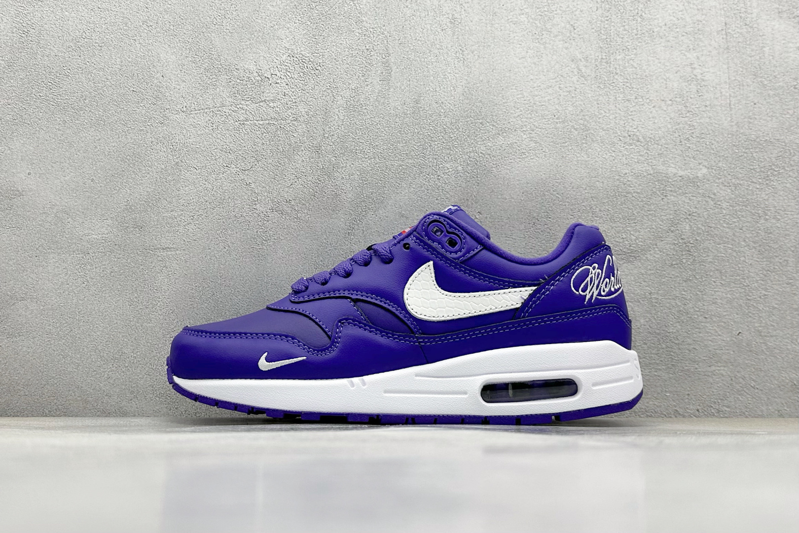  
Nike Air Max 1 耐克半掌气垫复古跑步鞋 

货号：HF8813-500
尺码：36 