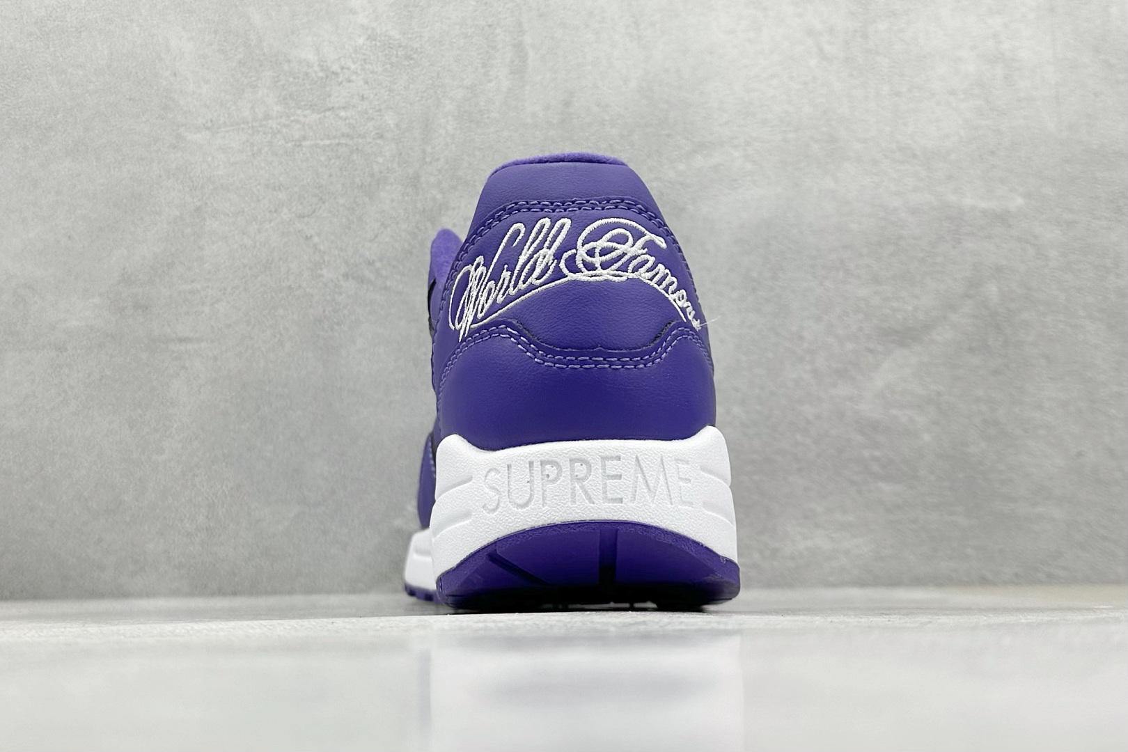  
Nike Air Max 1 耐克半掌气垫复古跑步鞋 

货号：HF8813-500
尺码：36 