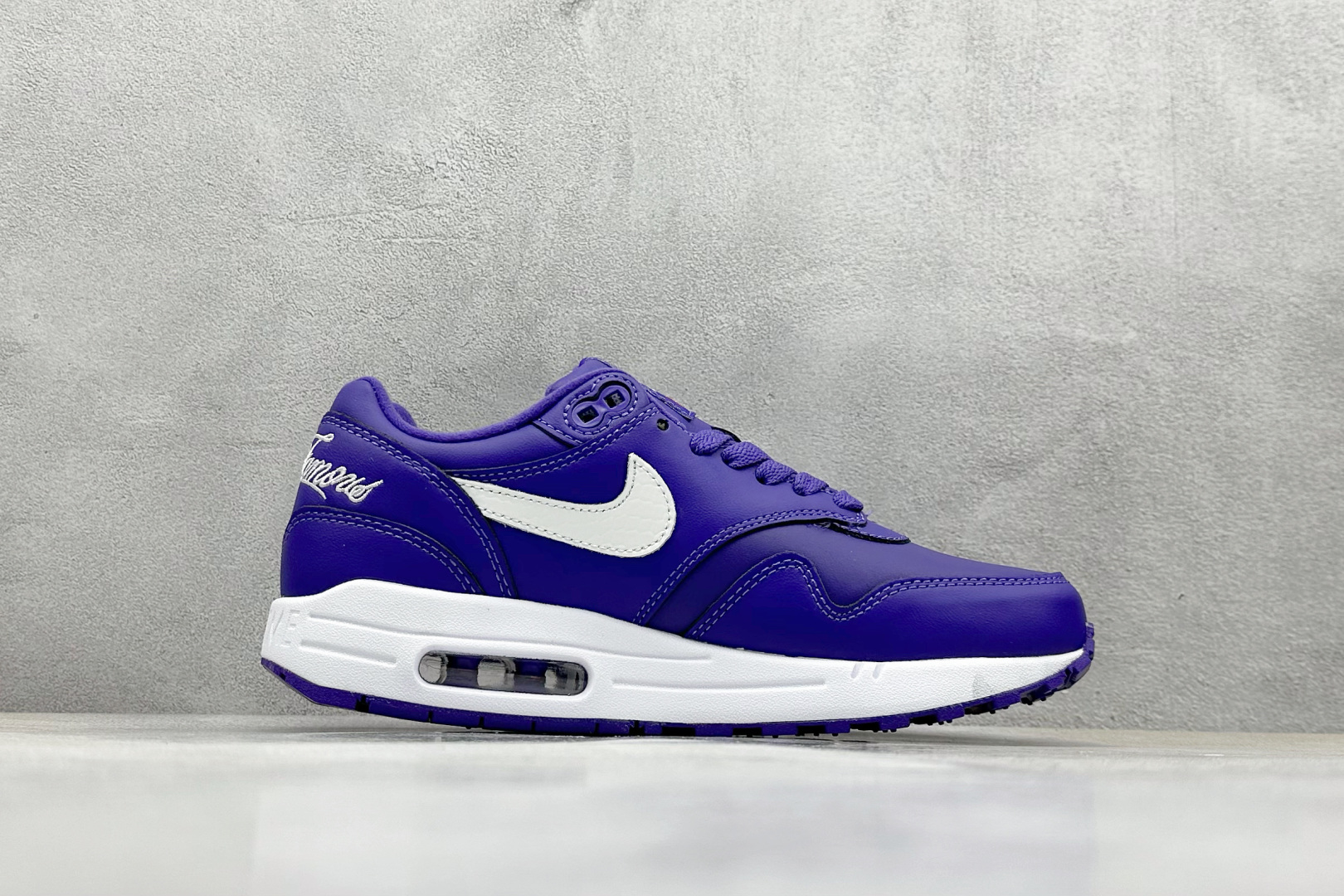  
Nike Air Max 1 耐克半掌气垫复古跑步鞋 

货号：HF8813-500
尺码：36 
