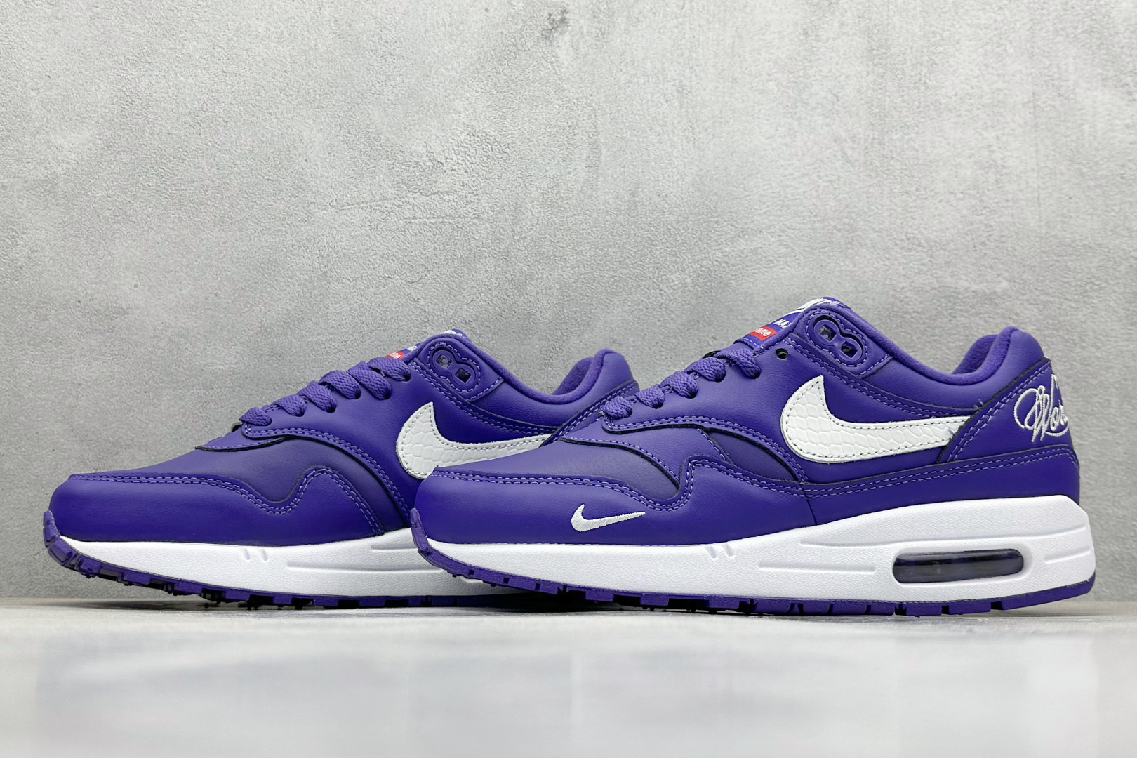  
Nike Air Max 1 耐克半掌气垫复古跑步鞋 

货号：HF8813-500
尺码：36 
