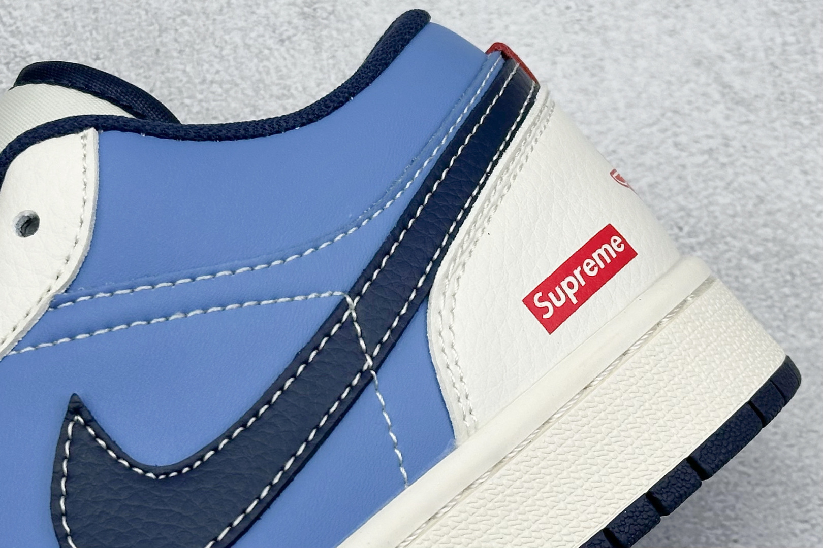  
Air Jordan 1 Retro Low x Supreme 白蓝小钩
官方同步新色 原装级产物
