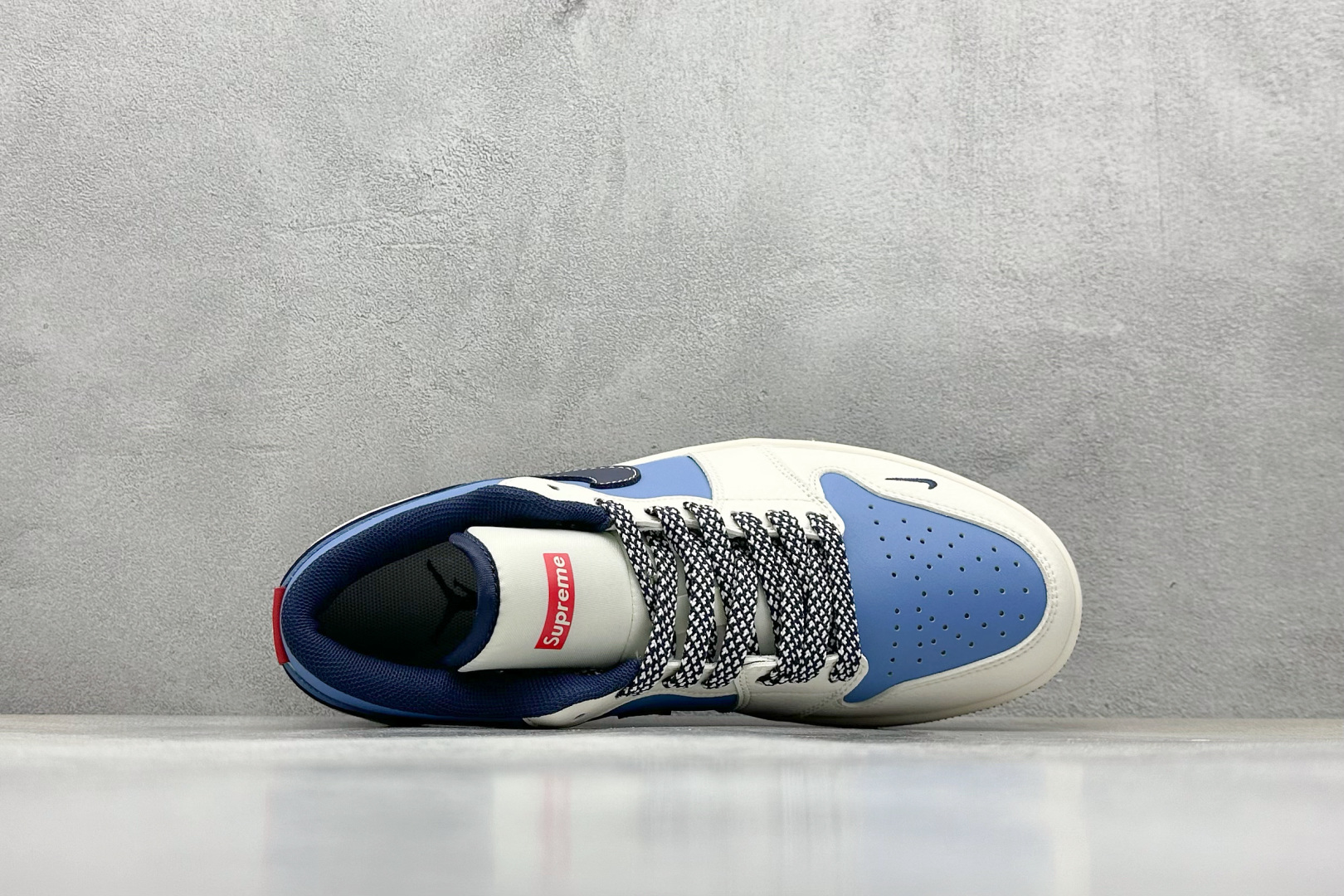  
Air Jordan 1 Retro Low x Supreme 白蓝小钩
官方同步新色 原装级产物