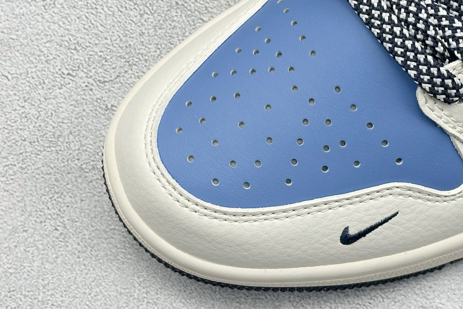  
Air Jordan 1 Retro Low x Supreme 白蓝小钩
官方同步新色 原装级产物