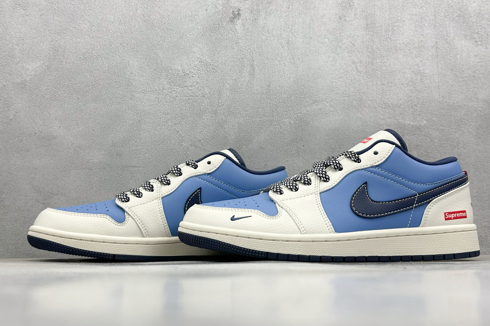  
Air Jordan 1 Retro Low x Supreme 白蓝小钩
官方同步新色 原装级产物