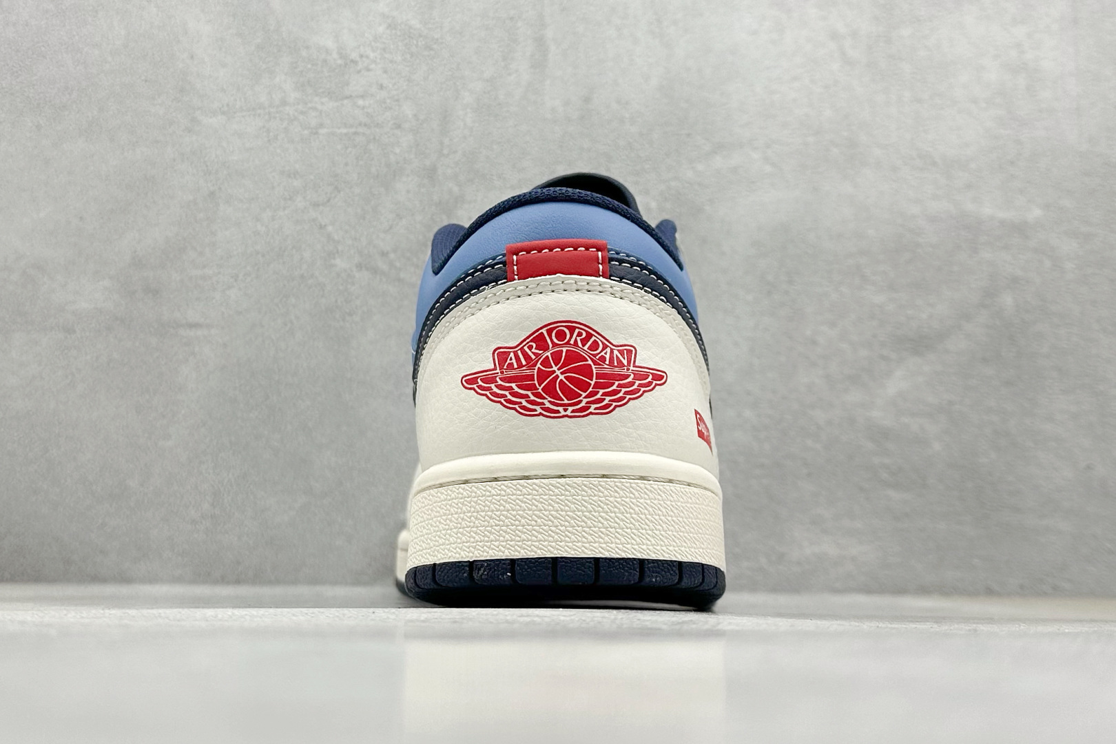  
Air Jordan 1 Retro Low x Supreme 白蓝小钩
官方同步新色 原装级产物