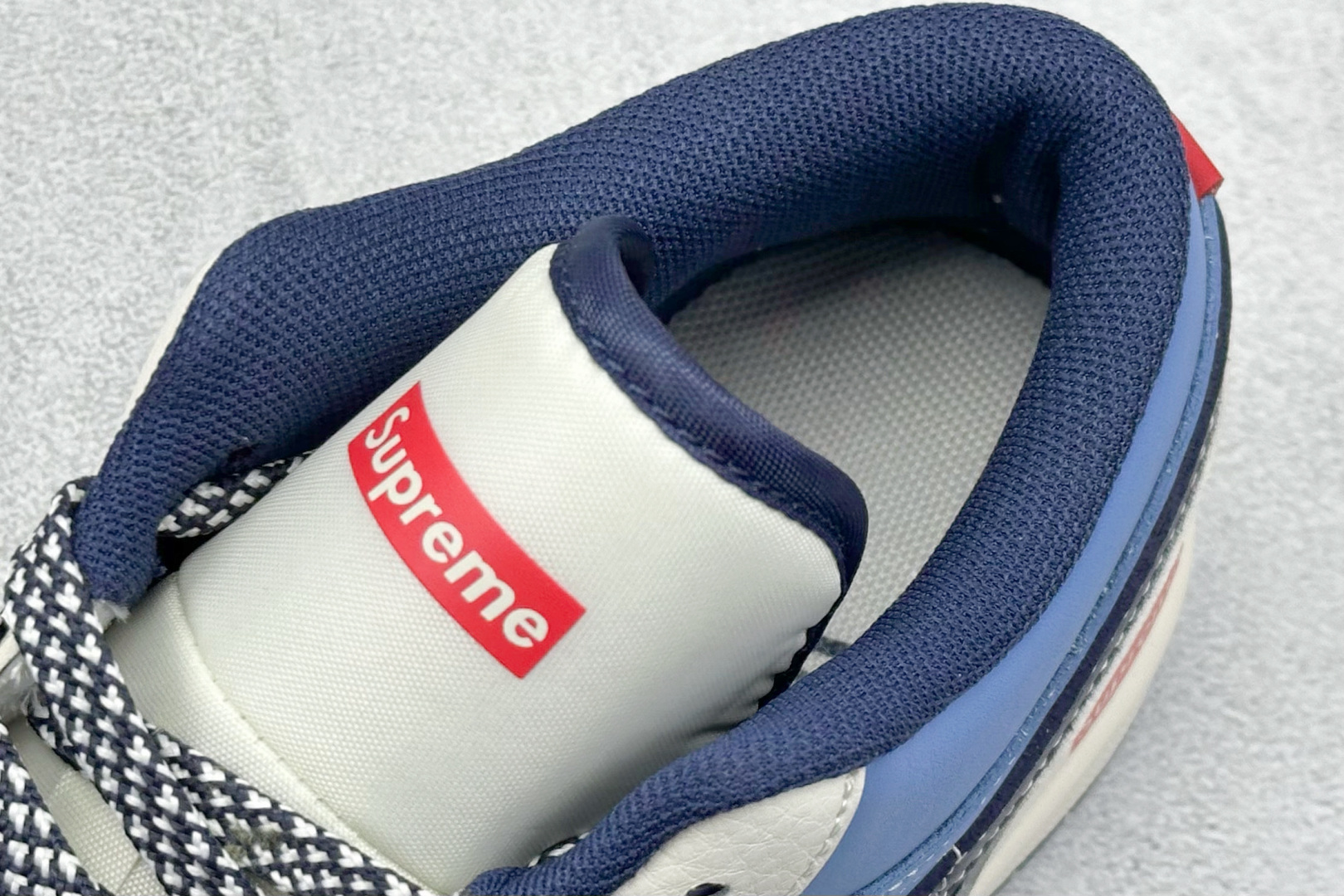  
Air Jordan 1 Retro Low x Supreme 白蓝小钩
官方同步新色 原装级产物