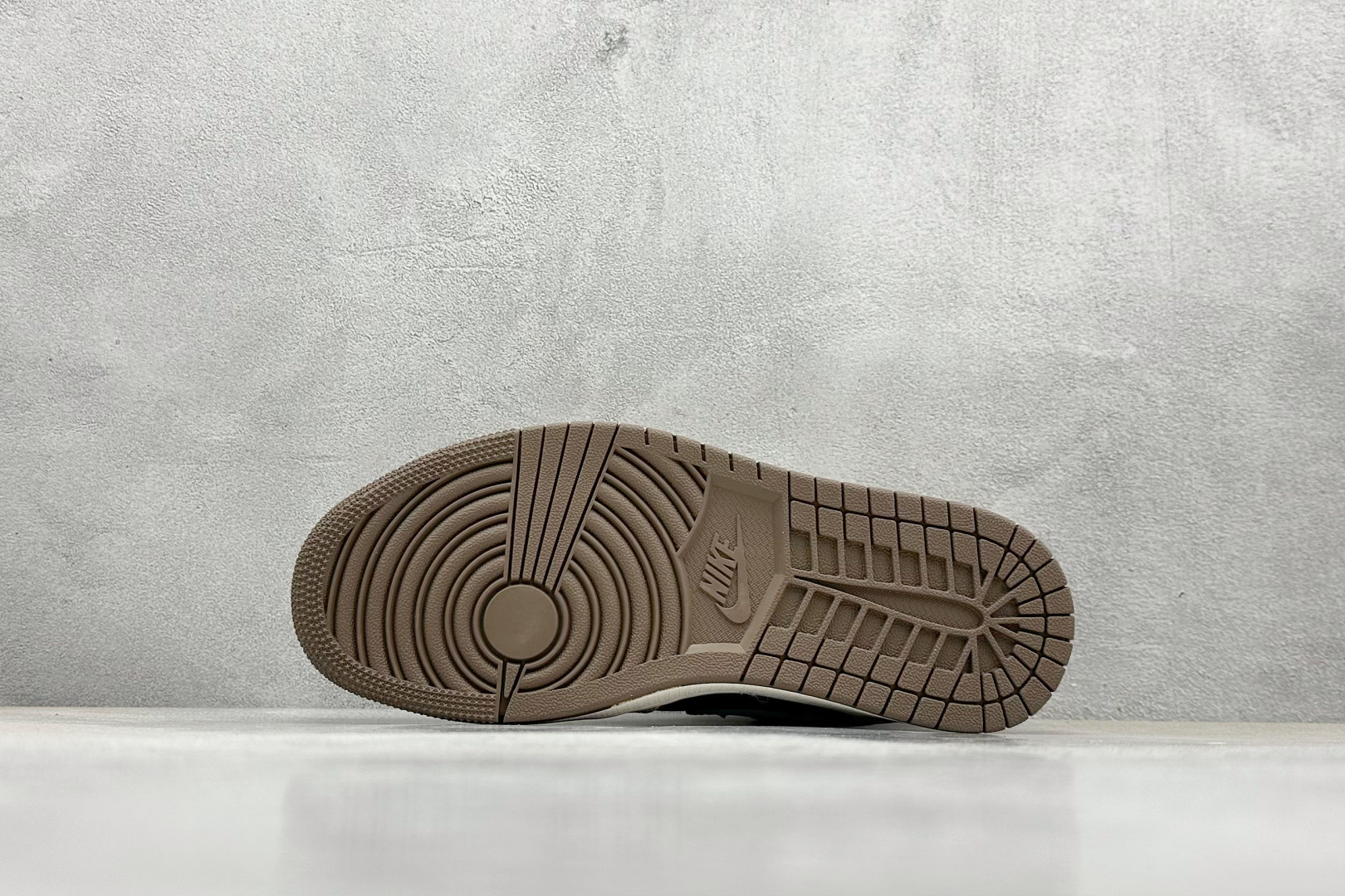  
Air Jordan 1 Retro Low x Supreme 白黑小钩
官方同步新色 原装级产物