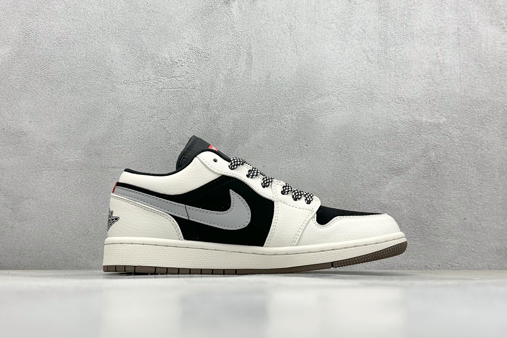  
Air Jordan 1 Retro Low x Supreme 白黑小钩
官方同步新色 原装级产物