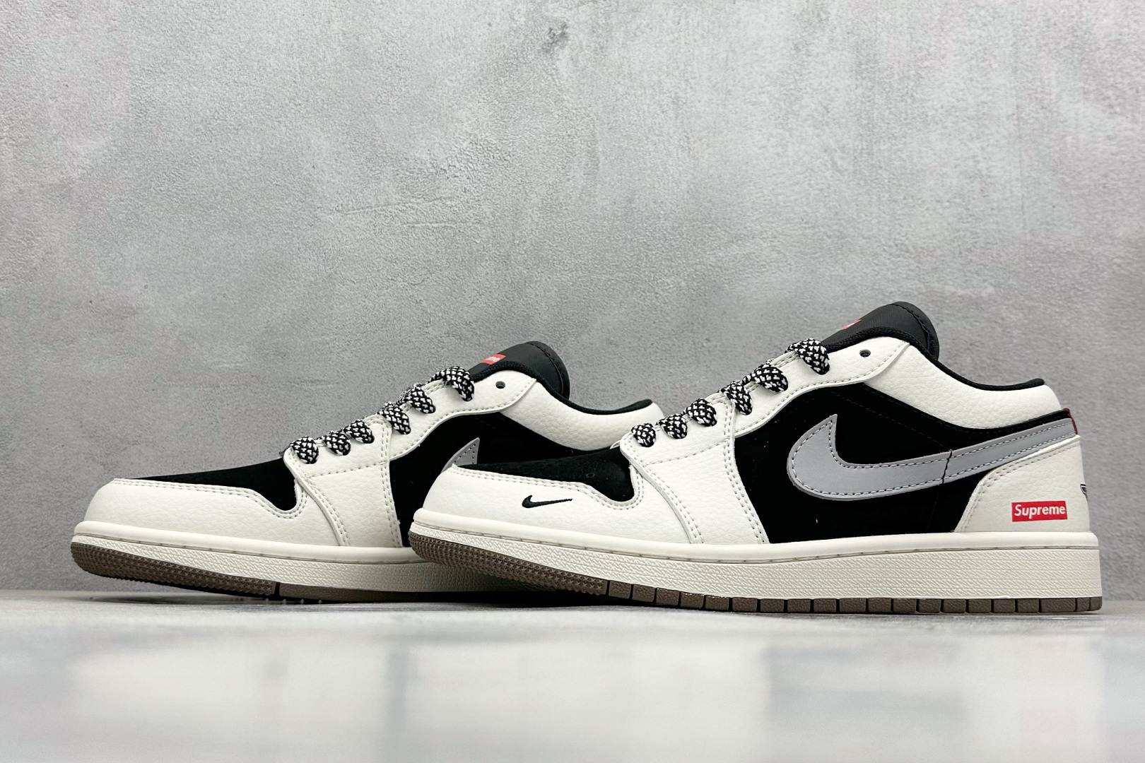  
Air Jordan 1 Retro Low x Supreme 白黑小钩
官方同步新色 原装级产物