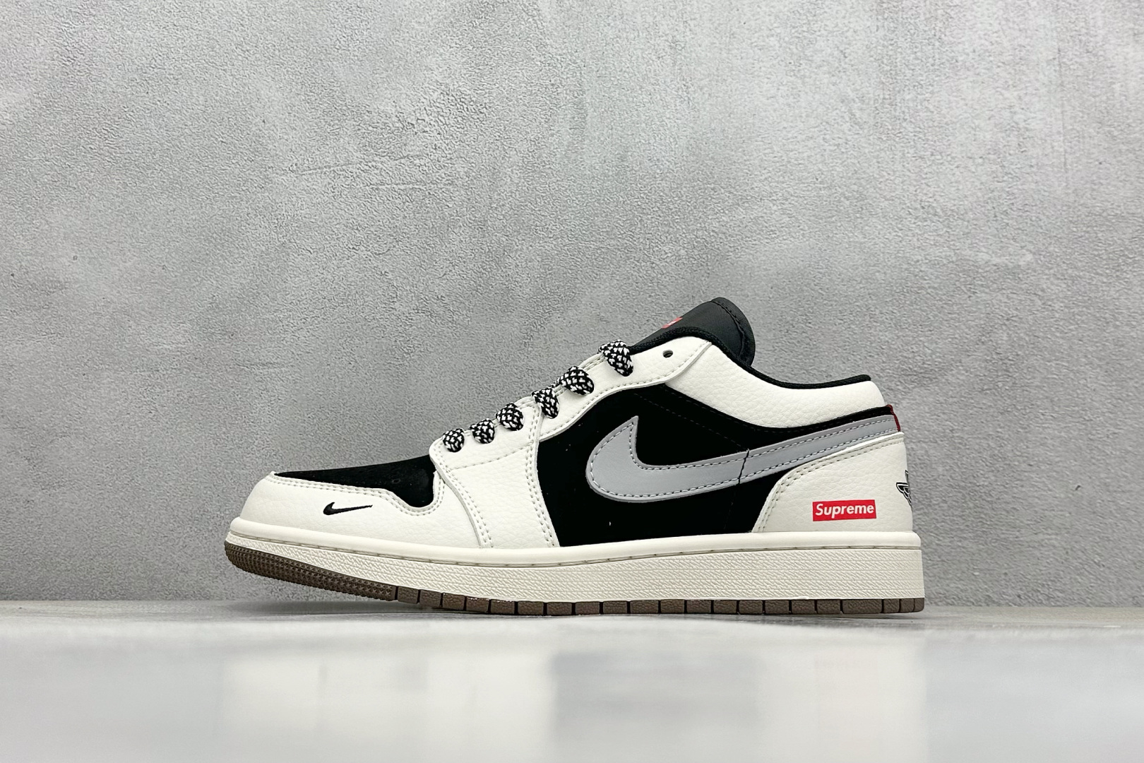  
Air Jordan 1 Retro Low x Supreme 白黑小钩
官方同步新色 原装级产物